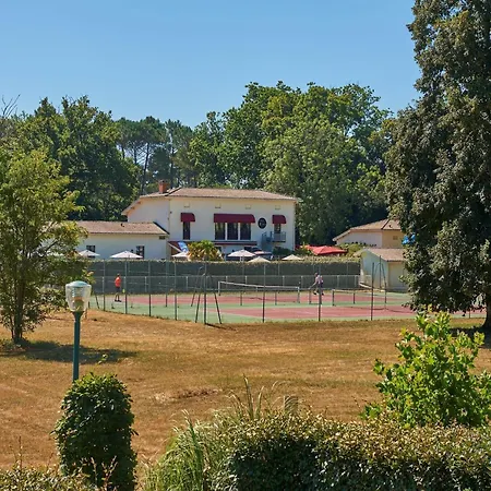 In France With Private Garden Vila *
